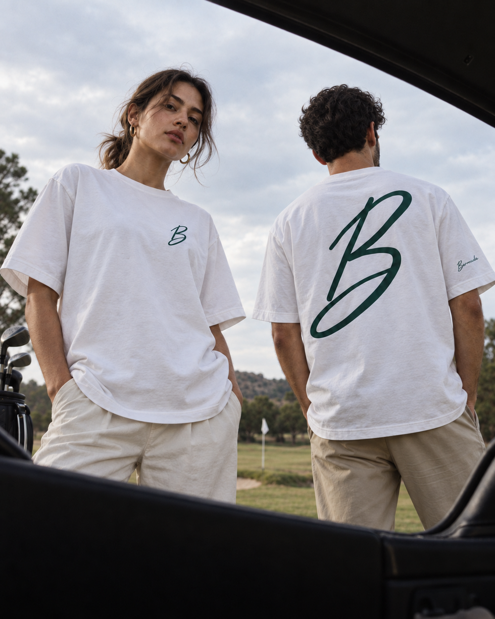 Mujer y hombre con camisetas blancas Bermuda en un campo de golf